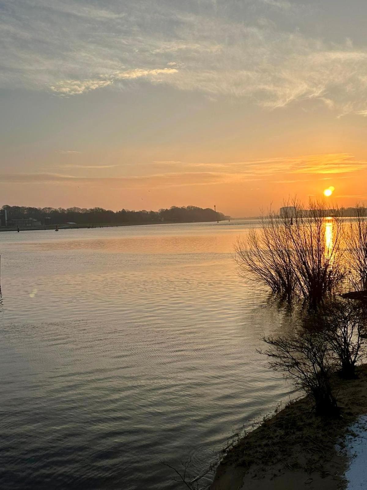 Gaestehaus Weserblick Am Weser-Sandstrand Berne Exteriör bild