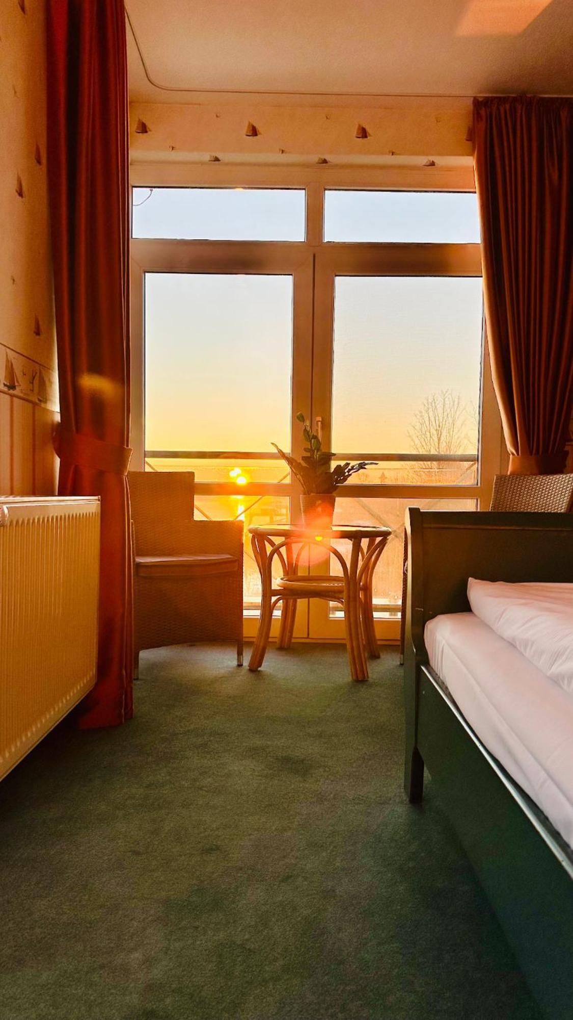 Gaestehaus Weserblick Am Weser-Sandstrand Berne Exteriör bild
