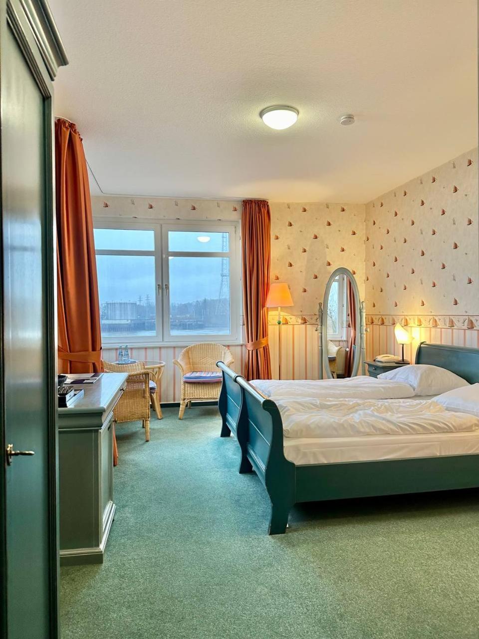 Gaestehaus Weserblick Am Weser-Sandstrand Berne Exteriör bild