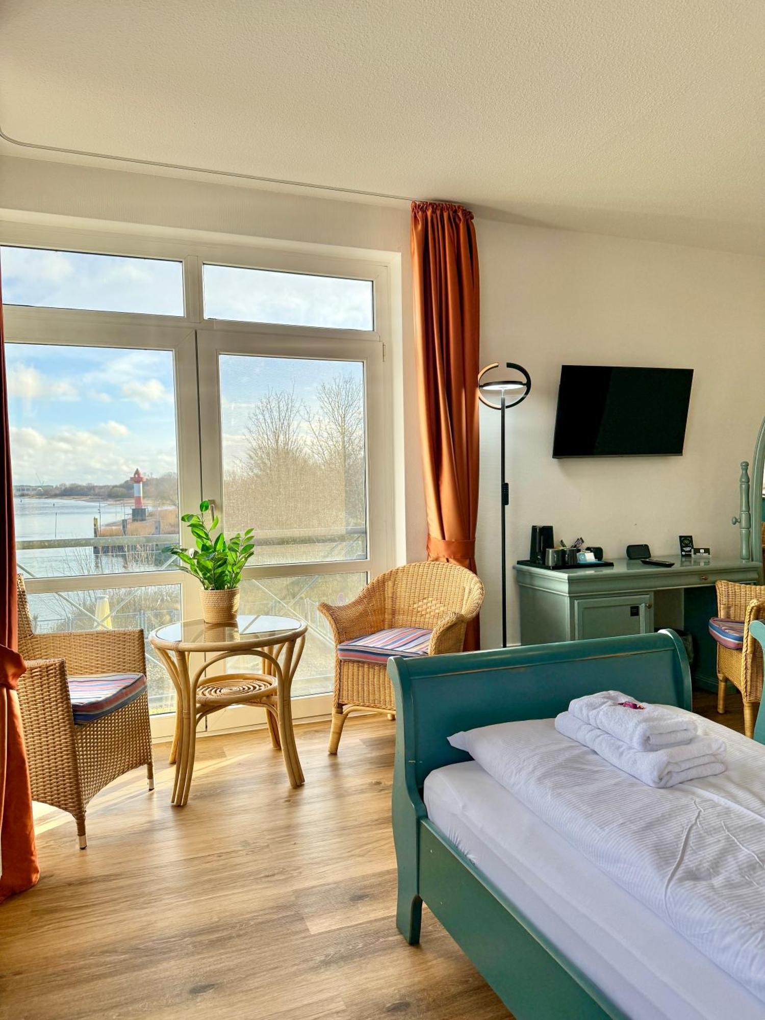 Gaestehaus Weserblick Am Weser-Sandstrand Berne Exteriör bild