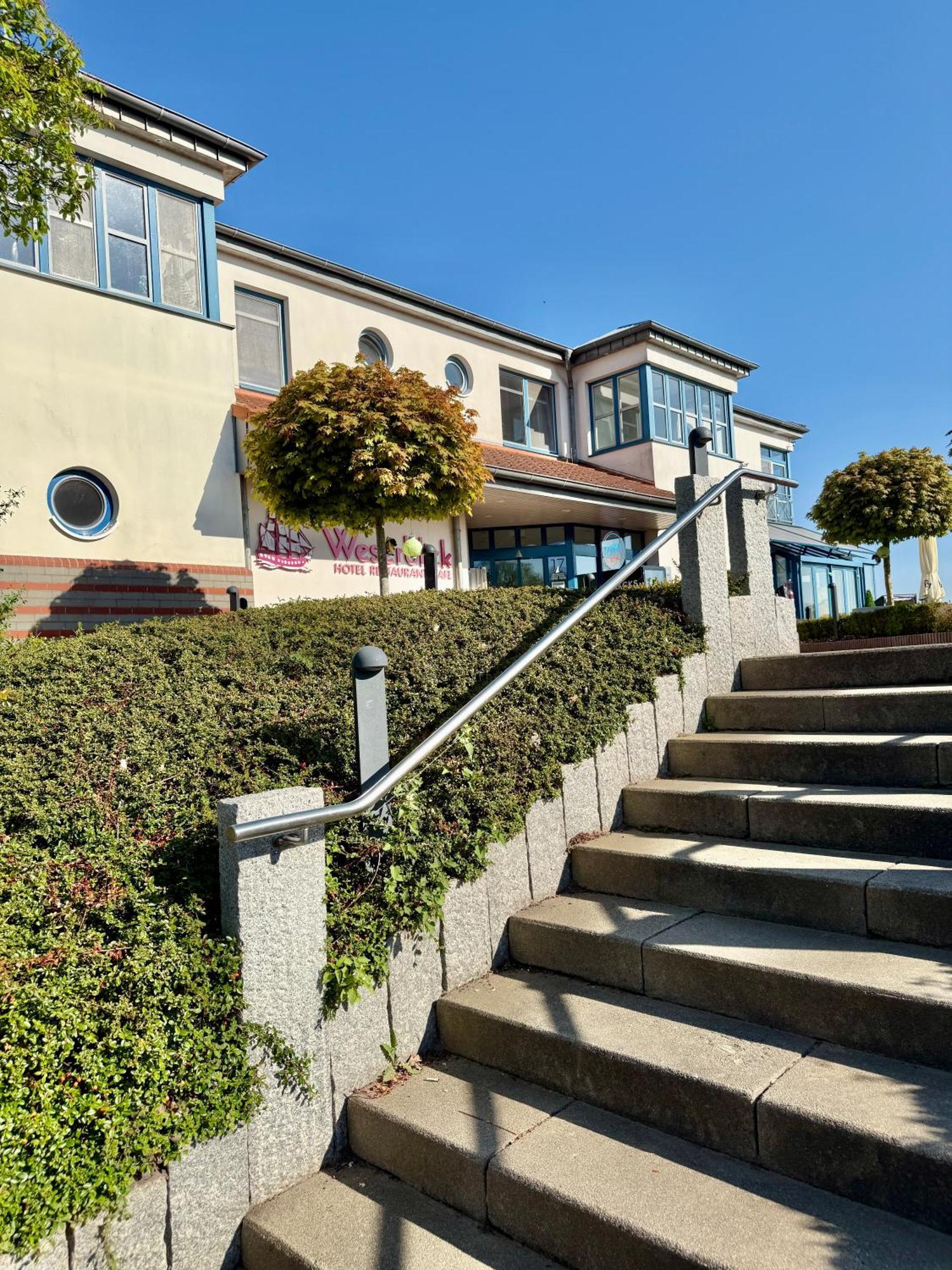 Gaestehaus Weserblick Am Weser-Sandstrand Berne Exteriör bild