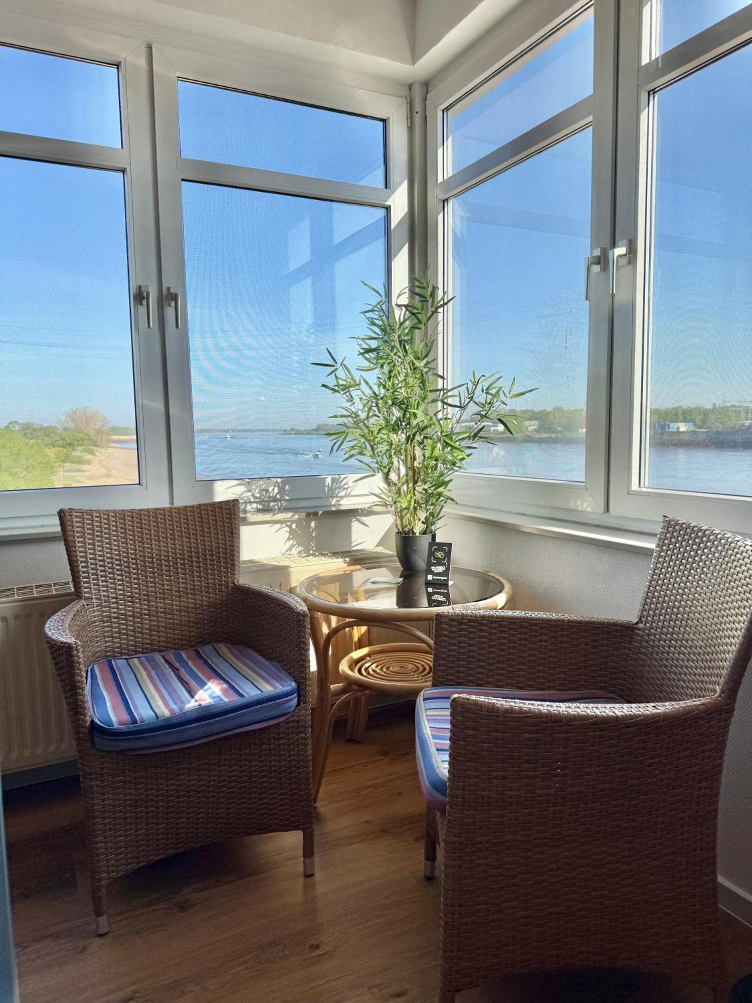 Gaestehaus Weserblick Am Weser-Sandstrand Berne Exteriör bild